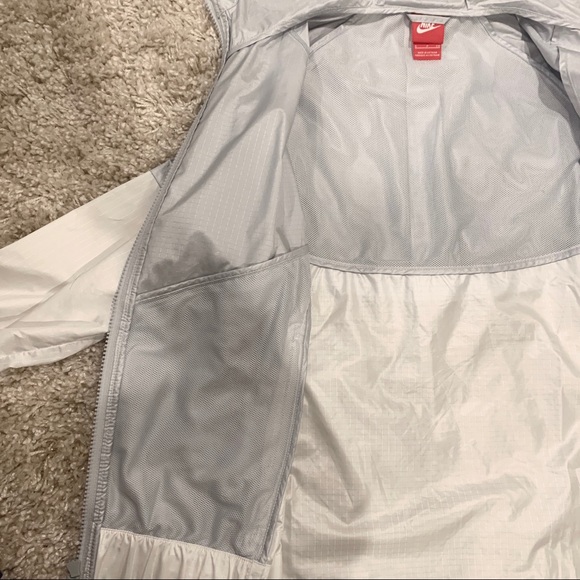 NIKE WINDBREAKER. WOMENS. SIZE SMALL. WORN ONCE!!! - Picture 7 of 7